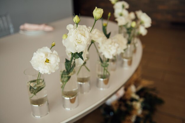 Luxuriöses Restaurant. Luxuriöses Interieur, weiße Tische, Serviergeschirr und Gläser für die Gäste