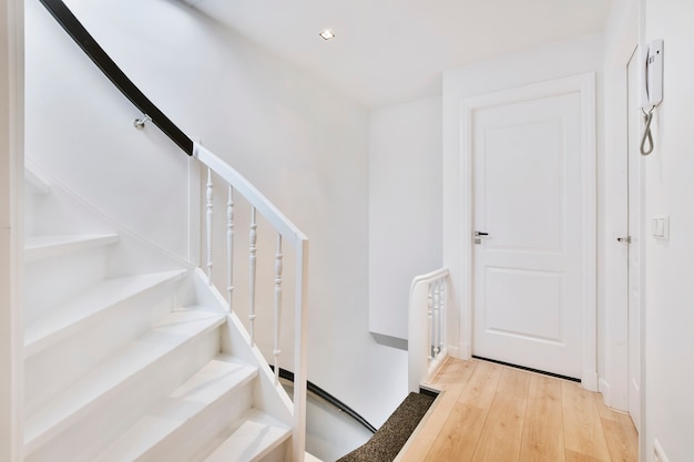 Luxuriöses Treppenhaus mit besonderem Design in einem eleganten Haus