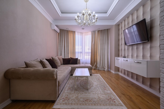 Luxuriöses, weißes und rosafarbenes, modernes Studio-Apartment-Interieur