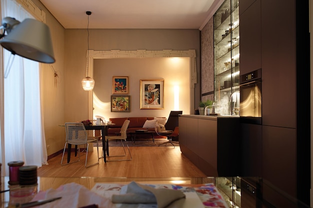 Foto luxuriöses wohnzimmer, esszimmer und kücheninterieur