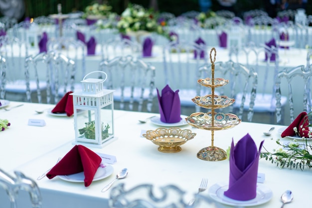 Luxury White - Purple - Red Mesa de jantar posta com cadeira de cristal no jardim.