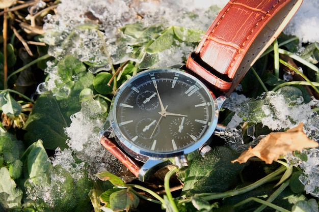 Foto luxus-armbanduhr im schnee