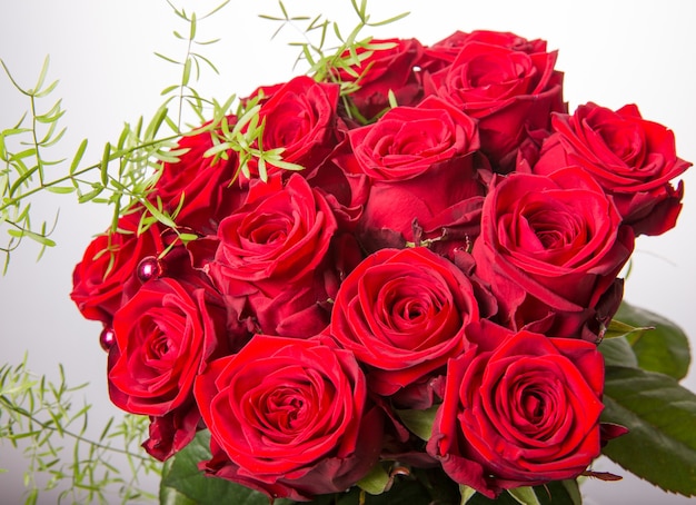Luxus-Blumenstrauß aus roten Rosen im Blumenladen Valentines Bouquet von roten Rosen. Geburtstag, Mutter, Valentinstag, Frauen, Hochzeitstag Konzept