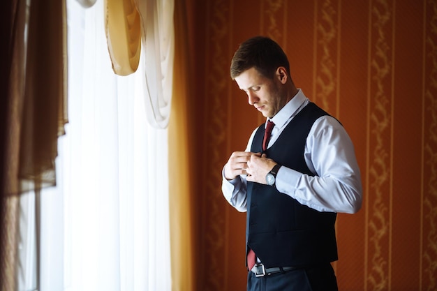Luxus-Bräutigam im Anzug Geschäftsmann Morgen-Bräutigam-Gebühren Der Beginn des Hochzeitstages Herrenmode