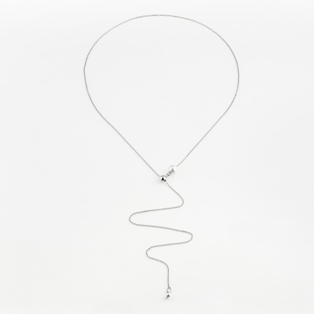 Luxus elegante Silberkette mit Perlenanhänger isoliert auf weißem Hintergrund Ansicht von oben