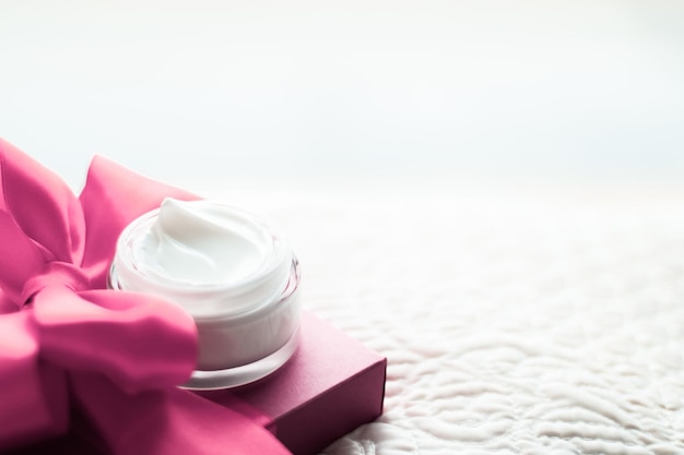 Luxus-Gesichtscreme für empfindliche Haut und rosa Weihnachtsgeschenkbox Spa-Kosmetik und natürliches Hautpflege-Schönheitsmarkenprodukt