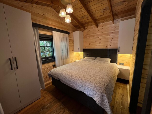 Foto luxus-holzhaus-konzeptfotos schlafzimmer und wohnzimmer