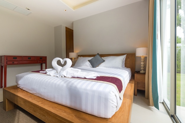 Luxus-Innenarchitektur im Schlafzimmer mit gemütlichen Kingsize-Bett