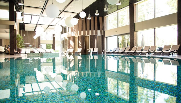 Luxus-Innenpool in einem modernen Hotel. Spa und Behandlung