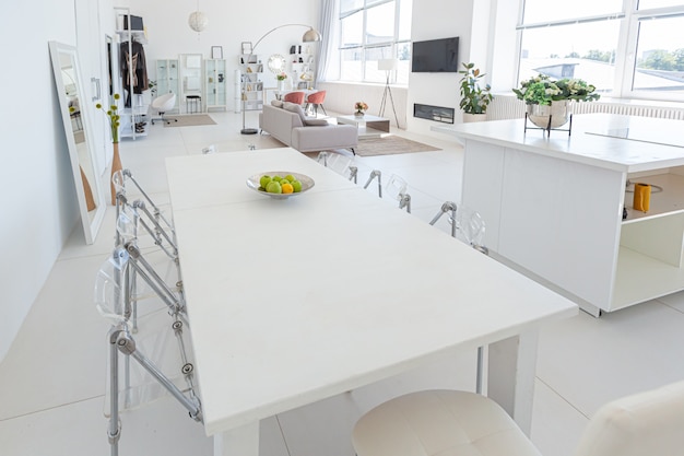 Luxus moderne Innenarchitektur des weißen Studio-Apartments im minimalistischen Stil.