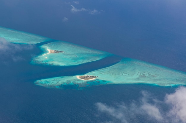 Luxus-Reiselandschaft Malediven Luftbild tropisches Resort auf Paradise Island Sea Atoll Reef