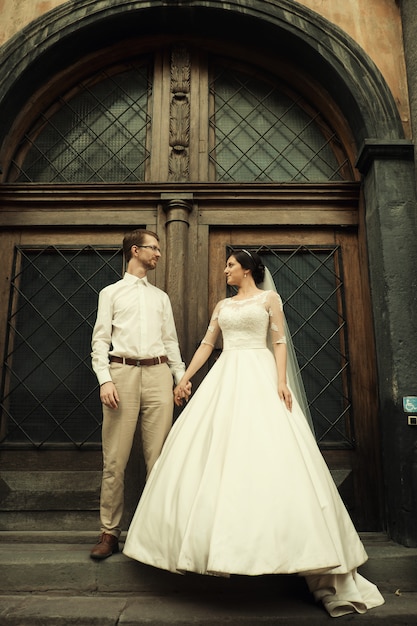 Luxus romantische glückliche Braut und Bräutigam feiern Hochzeit auf dem Raum der alten sonnigen Stadt