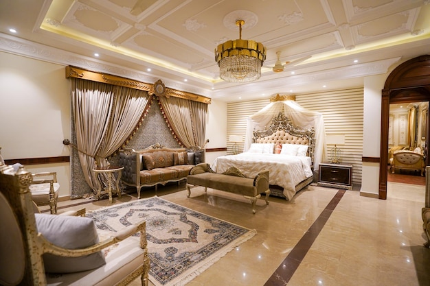 Luxus-Schlafzimmer mit hochwertigen Möbeln Foto