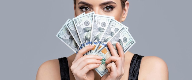 Luxus-Schönheit und Geld-Konzept Mädchen mit Bargeld in Dollar-Banknoten Frau mit viel Geld in Dollar-Währung