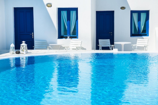 Luxus-Schwimmbad mit blauem Wasser in einem Hotel auf der Insel Santorini, Griechenland