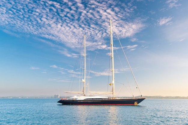 Luxus-Segelboot im schönen Ozean