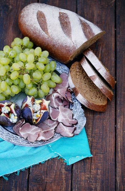 Foto luxus-snacks auf einer metallplatte