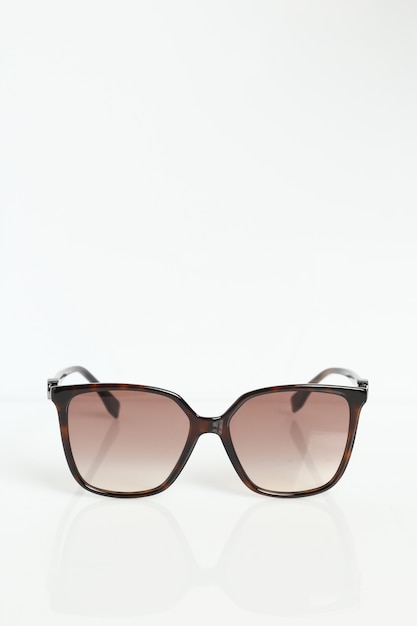 Luxus-Sonnenbrille auf weißem Hintergrund