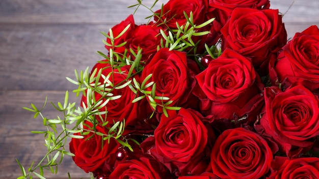 Luxus-Strauß aus roten Rosen im Blumenladen Valentines Strauß roter Rosen. Geburtstag, Mutter, Valentinstag, Frauen, Hochzeitstag-Konzept