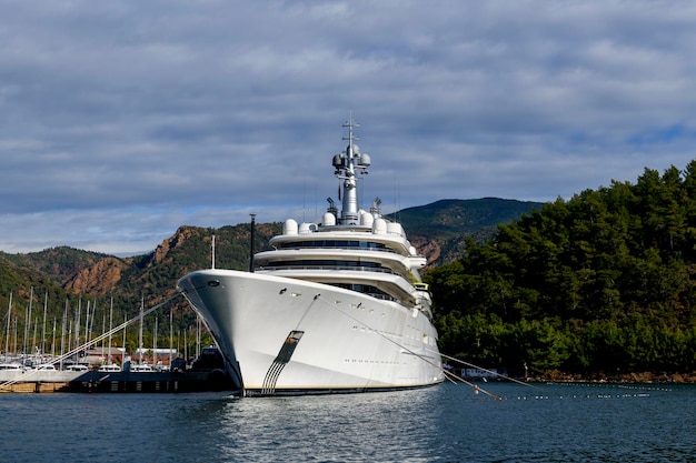 Luxus-Superyacht an der Küste des Yachthafens Vorwärtssicht Motoryacht Yachting-Konzept