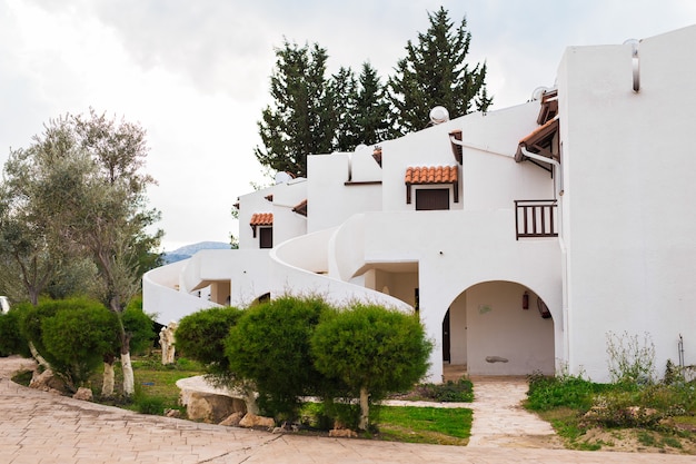 Luxus-Villa-Resort-Innenraum im Freien. Modernes schönes Luxushotel-Resortgebäude