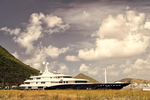 Luxusboot oder -schiff am Berg