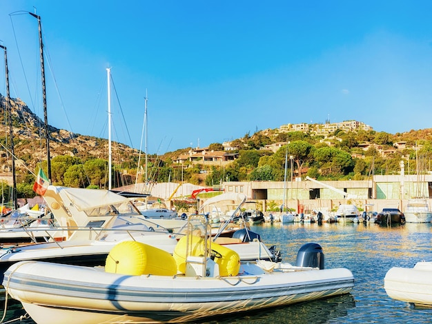 Luxusboote am Jachthafen im Ferienort Porto Cervo, Costa Smeralda, Sardinien in Italien.