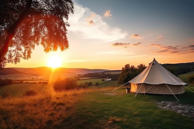 Luxuscamping in der wunderschönen Landschaft mit Sonnenuntergang im Hintergrund, schöne Landschaft