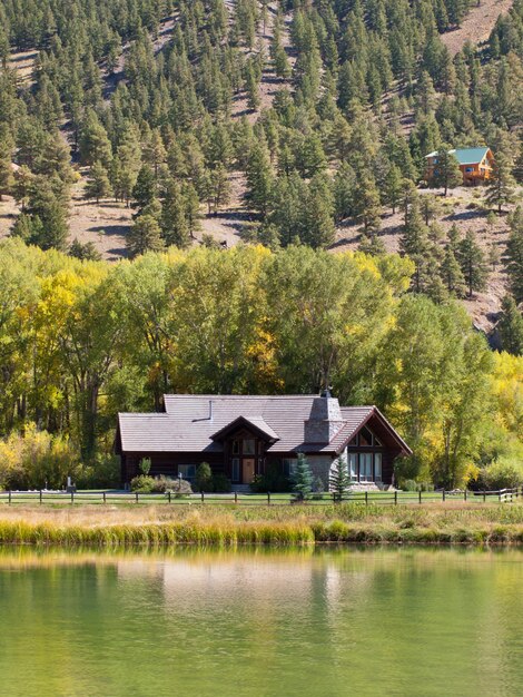 Luxushaus mit See in Rocky Mountains.