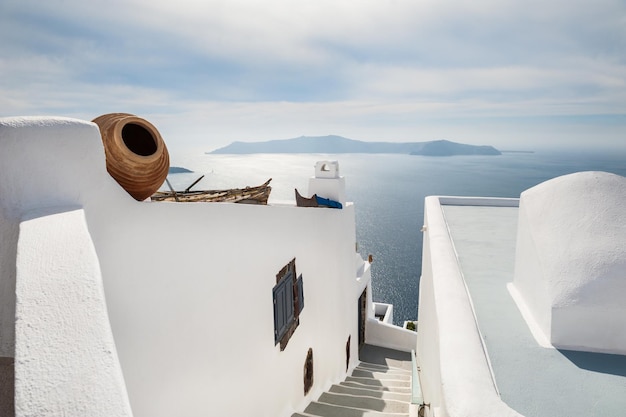 Luxushotel mit Meerblick. Weiße Architektur auf der Insel Santorini, Griechenland. Schöne Sommerlandschaft