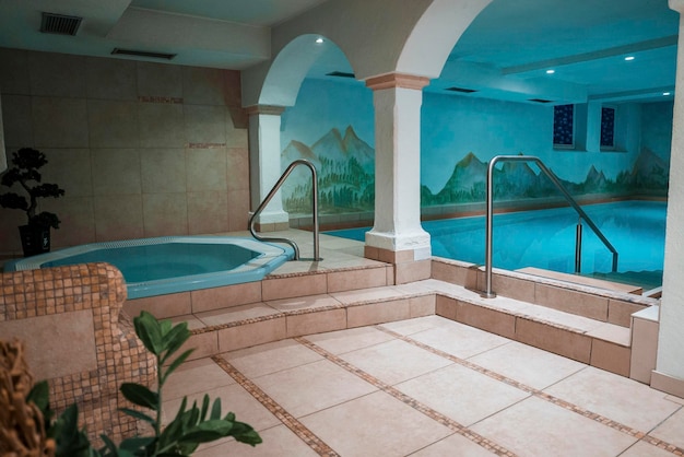 Luxushotel mit Swimmingpools vor Mauern