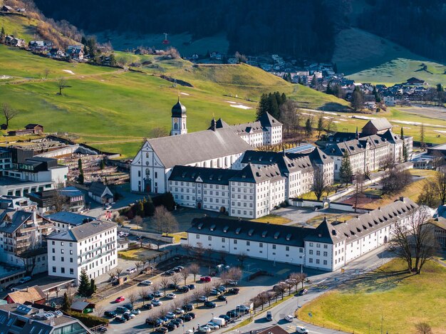 Luxushotel und historische Kirche im Engelberg-Tal in den Schweizer Alpen