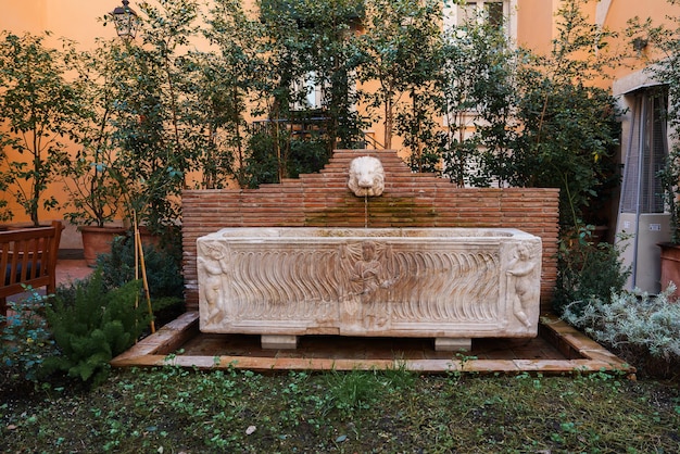 Luxushotelhof mit klassischem Steinbrunnen Rom