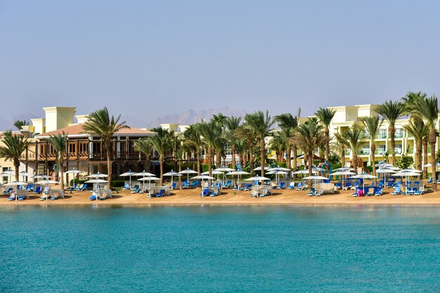 Luxushotelstrand gegen blauen Himmel.