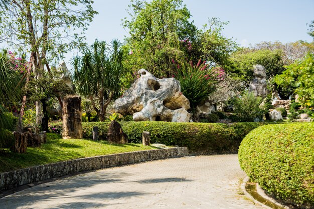 Luxuslandschaftsgestaltung des tropischen Gartens.