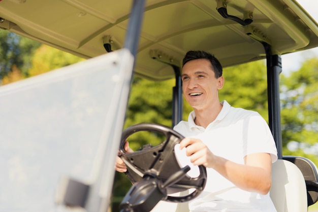 Luxuslebensstil-glücklicher Golfspieler-Mann im Golf-Auto.