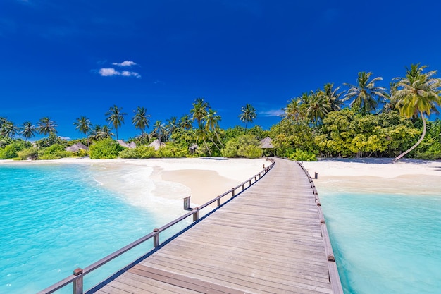 Luxusresort auf den Malediven mit Wasservillen und Palmenblättern, blauem Meer, Meereslandschaft. Reisehintergrund