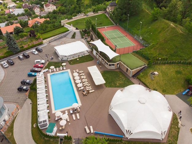 Luxusresort mit Pool im Wald Luftbild