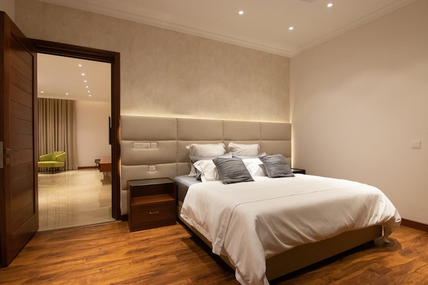 Luxusschlafzimmer mit Bett