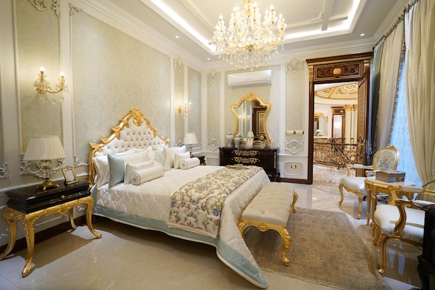 Luxusschlafzimmer mit Möbeln Premiumfoto