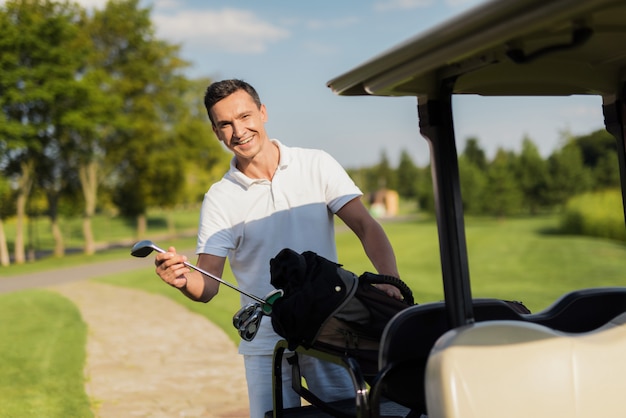 Luxussport-Liebhaberei-Golfspieler und Golfclubs im Auto.