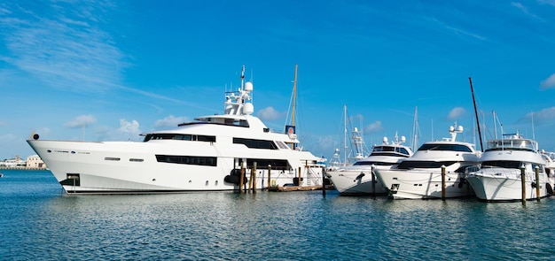 Luxusyacht am Küstenhafen im Sommer Yacht am Küstenhafen für Urlaub