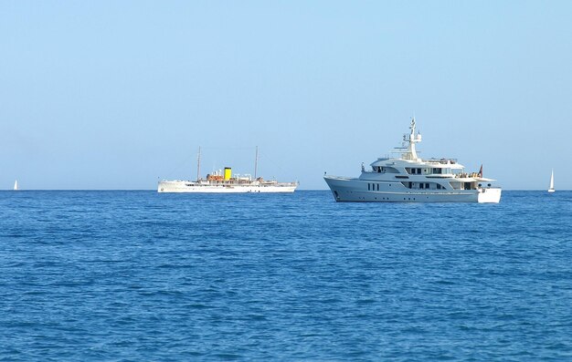 Luxusyacht an der französischen Riviera und altes Passagierschiff