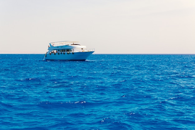 Luxusyacht auf dem Meer