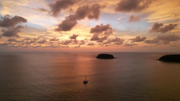 Luxusyacht bei Sonnenuntergang mit Blick auf die Insel