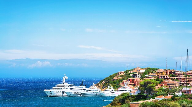 Luxusyachten im Hafen von Porto Cervo Resort, Costa Smeralda, Sardina in Italien.