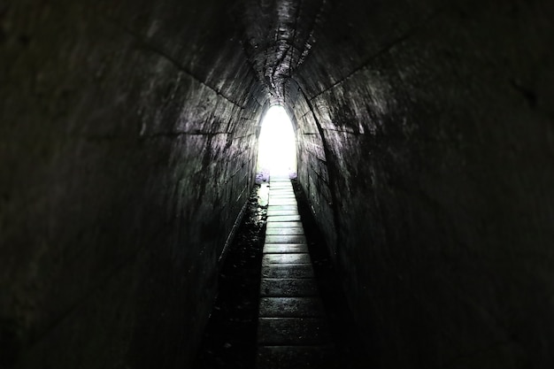 Luz al final del túnel. Pasaje y salida estrechos.