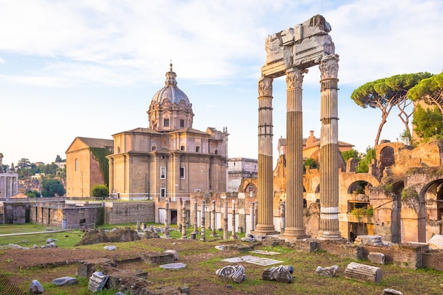 Luz del amanecer con cielo azul en la arquitectura antigua romana en Roma Italia