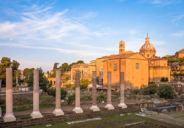 Luz del amanecer con cielo azul en la arquitectura antigua romana en Roma Italia