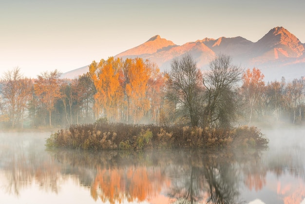 La luz del amanecer golpea los picos de las altas montañas en las montañas Tatra